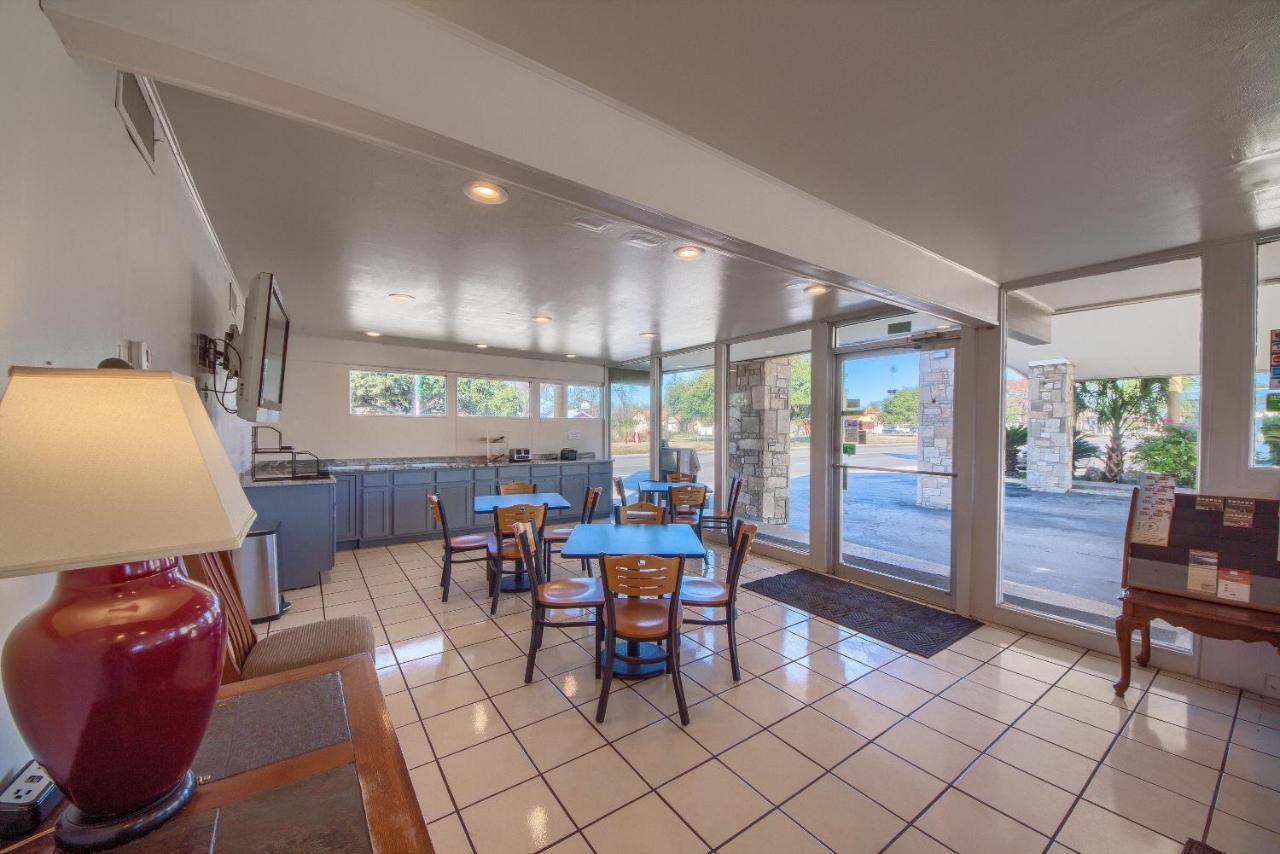 Americas Best Value Inn Uvalde Ngoại thất bức ảnh
