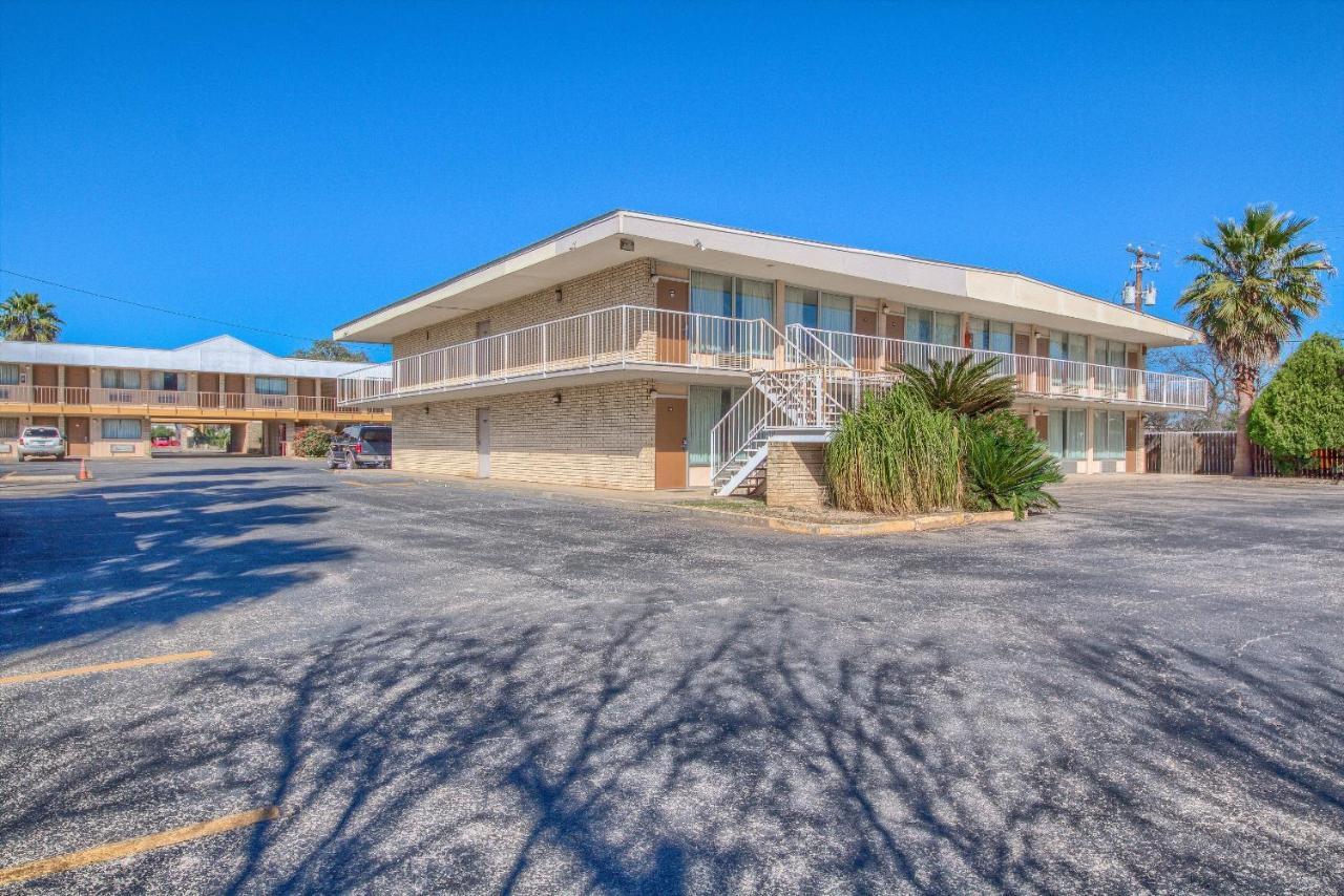 Americas Best Value Inn Uvalde Ngoại thất bức ảnh