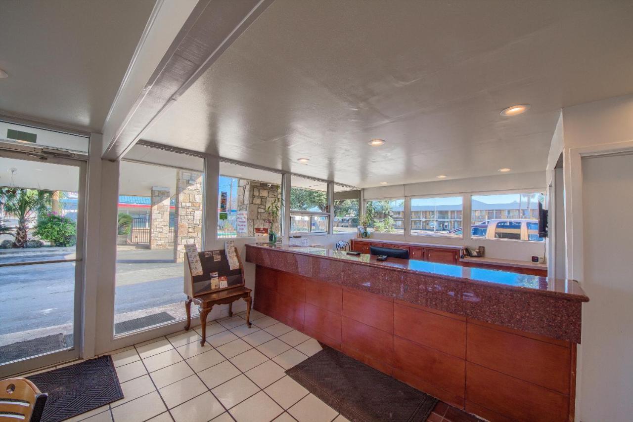 Americas Best Value Inn Uvalde Ngoại thất bức ảnh